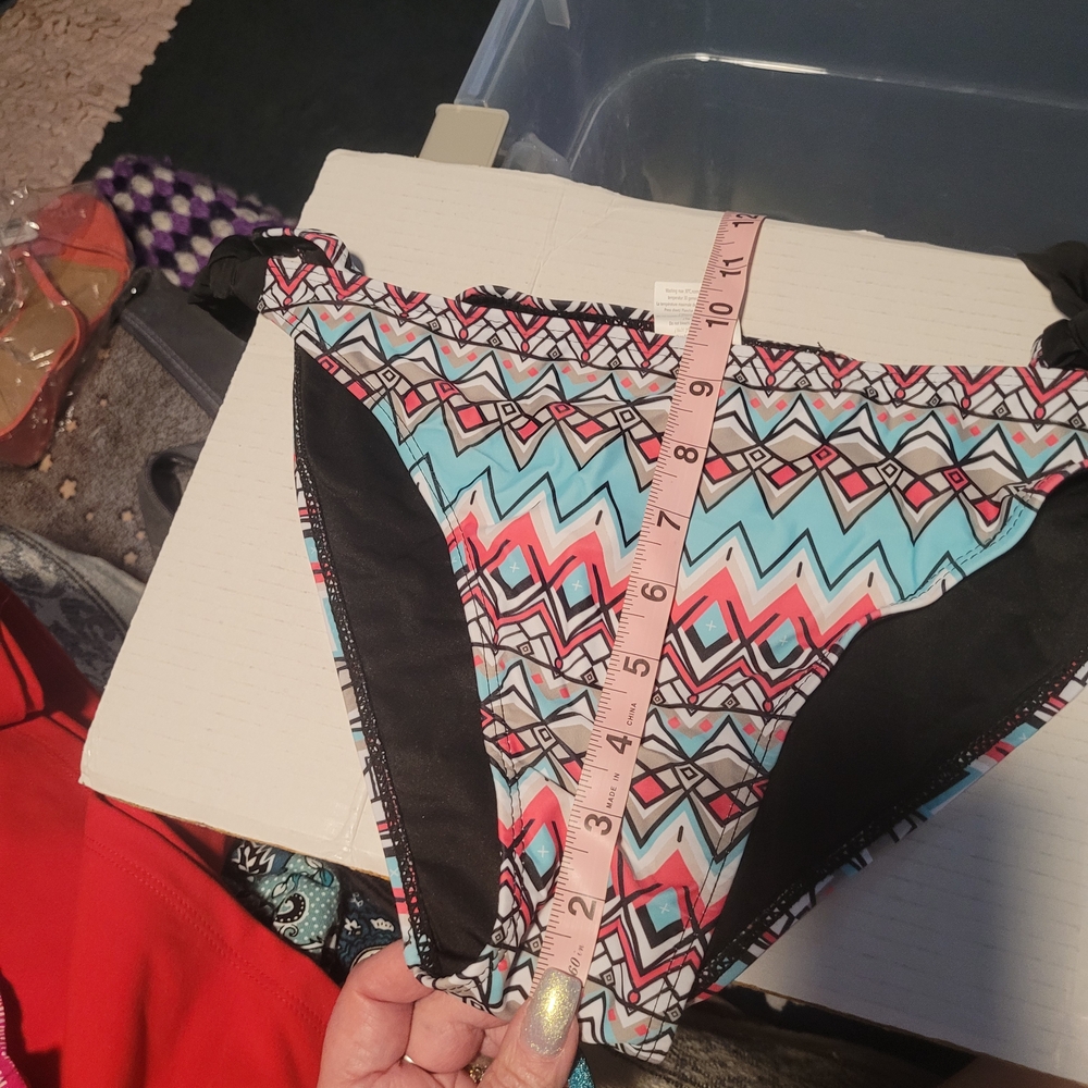 Geometric Patterned Bikini Set - Picture 4 of 9